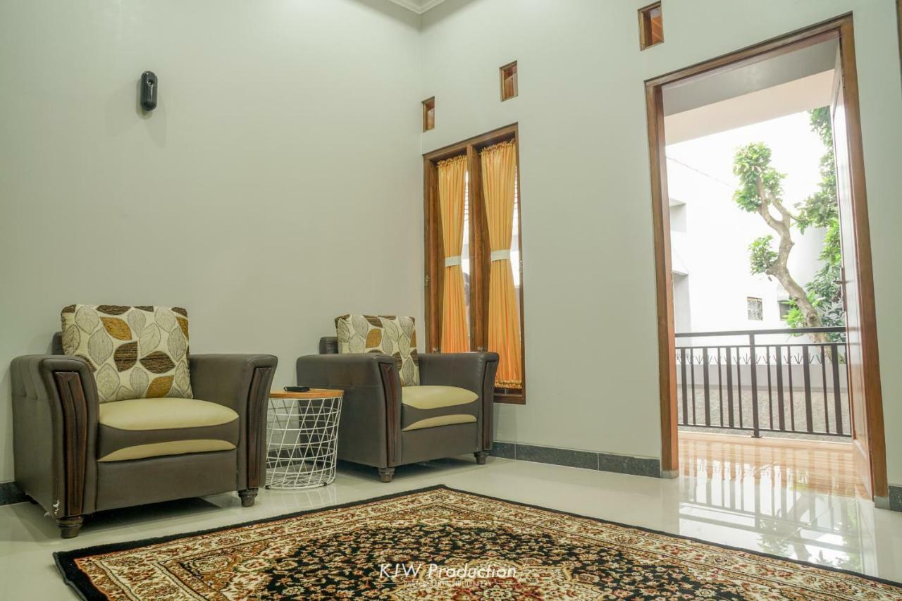 M Stay Guest House Jogja Джокьякарта Экстерьер фото