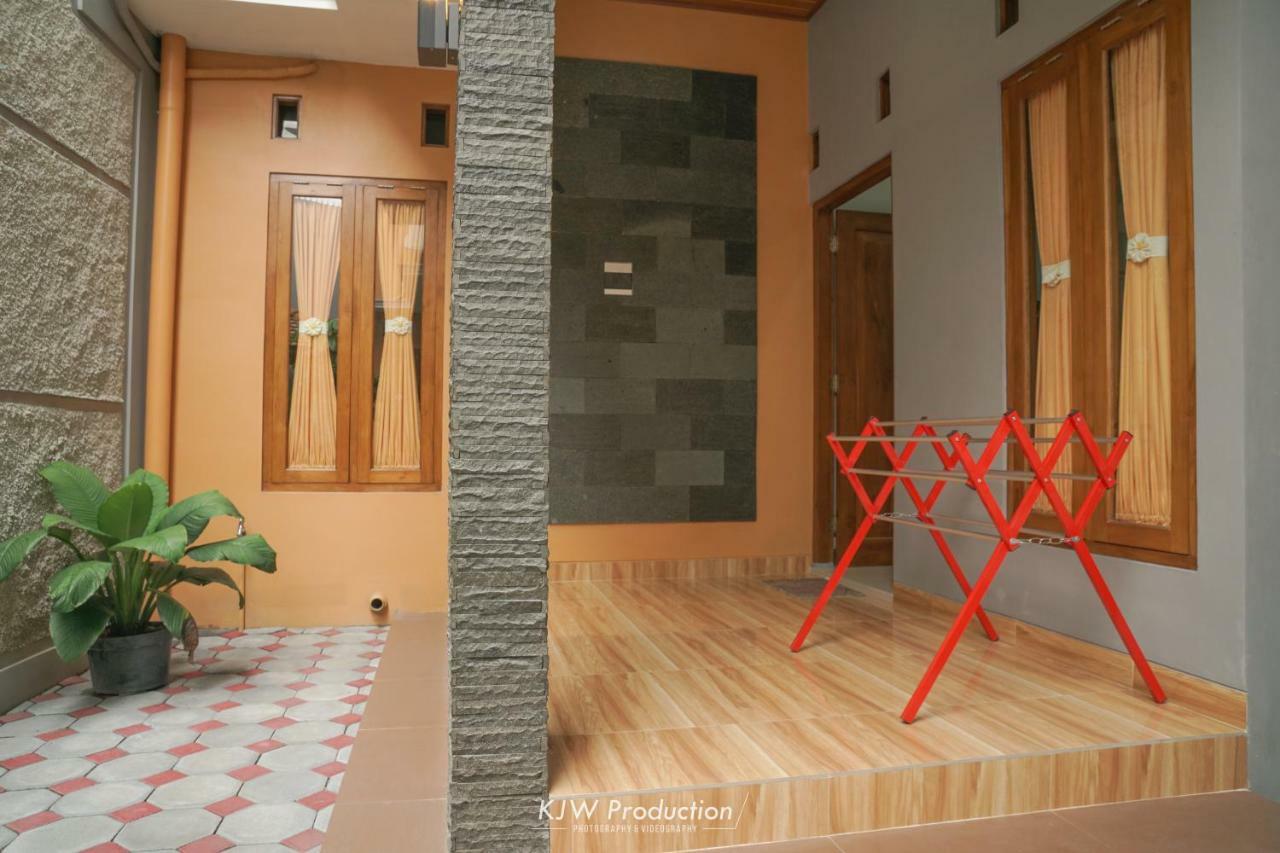 M Stay Guest House Jogja Джокьякарта Экстерьер фото